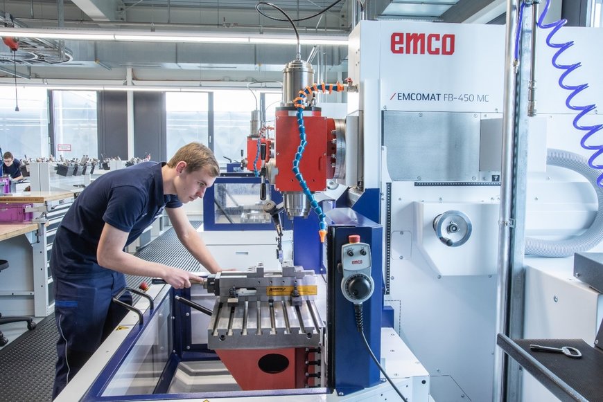 Centro de formación superior con máquinas convencionales y CNC de Emco 