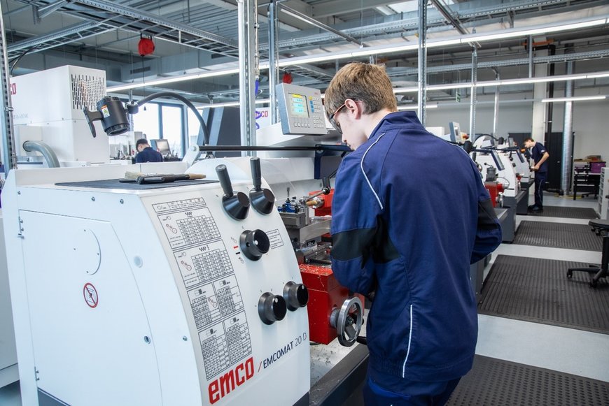 Centro de formación superior con máquinas convencionales y CNC de Emco 