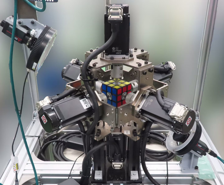 Mitsubishi Electric consigue el récord Guinness por el robot más rápido en resolver un cubo Rubik