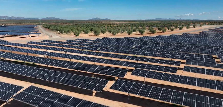 ACCIONA Energía instala un sistema de almacenamiento con baterías en la Planta Fotovoltaica Extremadura I-II-III